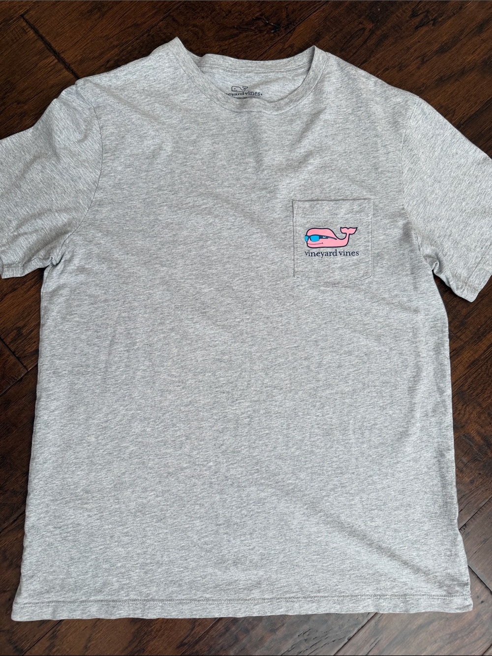 Men’s Vineyard Vines Heather Gray Short-Sleeve Tee with Pink Whale Pocket Logo